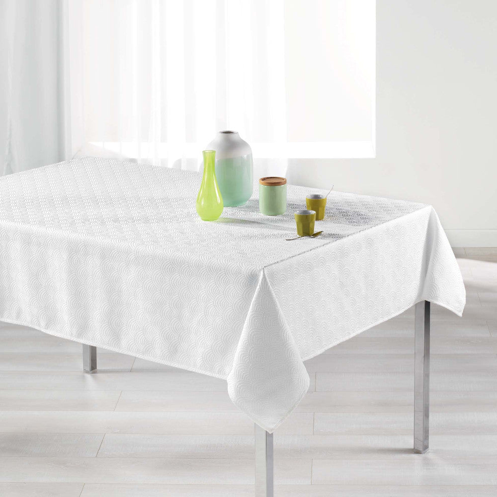 Tokio Jacquard Weiß 140x250 cm – fleckabweisende Damast Tischdecke, Ambienteaufnahme
