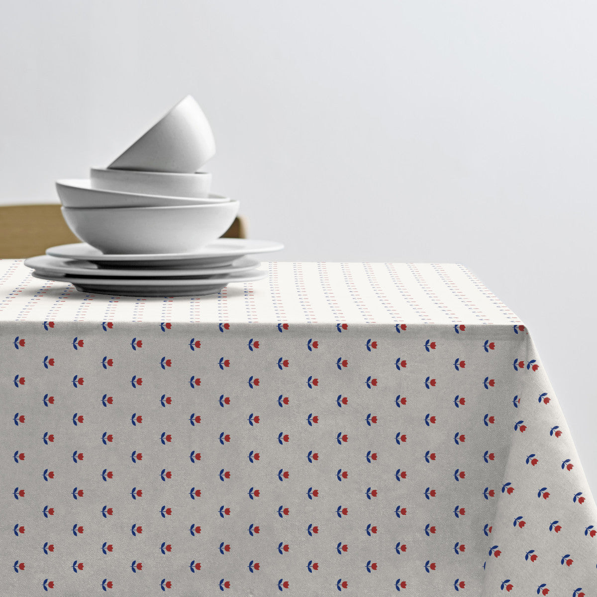 Tulip Royal Blue - Södahl abwaschbare Tischdecke mit Tulpenmotiv in Rot und Blau