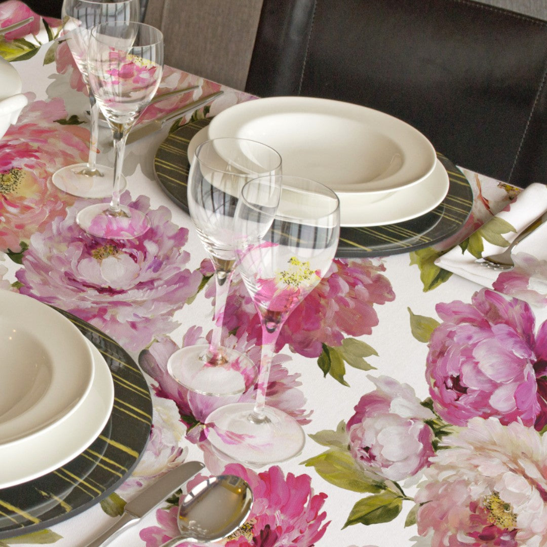 Un Paradiso di Peonie Blanco - Abwaschbare Tischdecke mit Pfingstrosenblüten