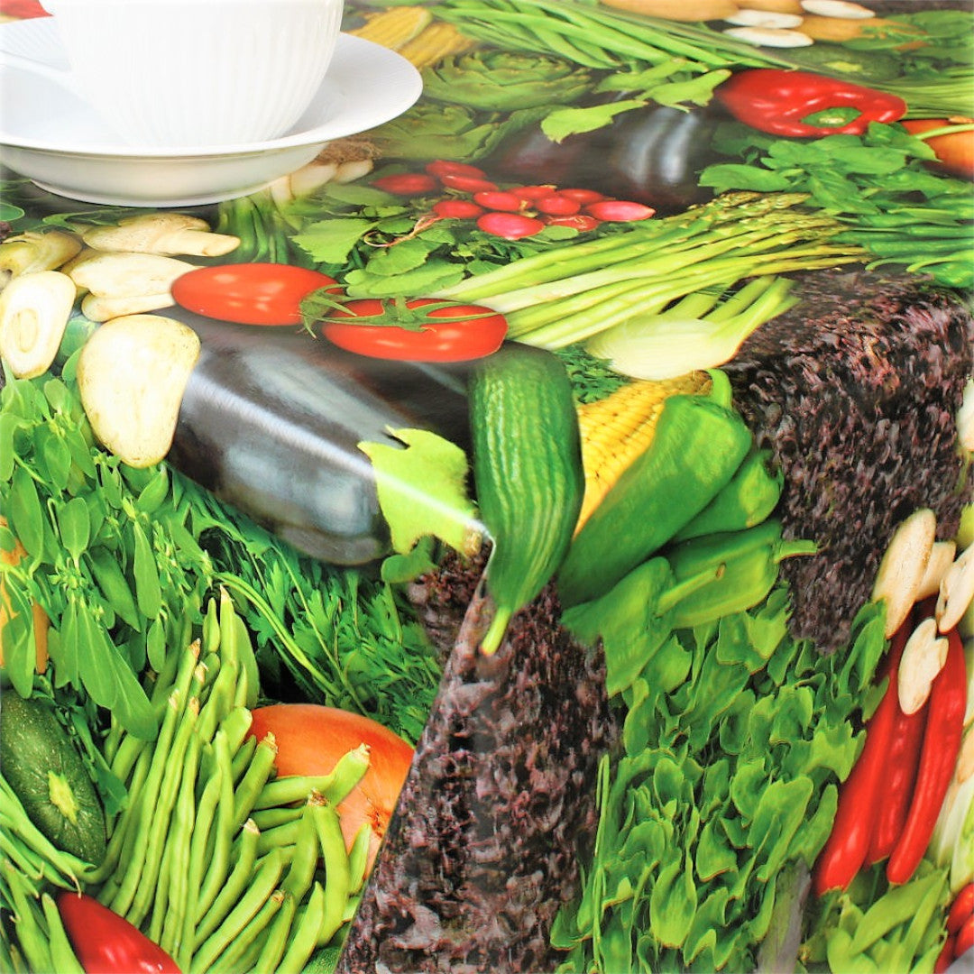 Wachstuch Tischdecke mit frischem, farbenfrohem Gemüse