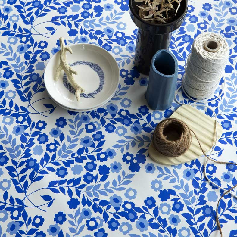 Lola Wachstuch Tischdecke - Wallflower Heavenly Blue