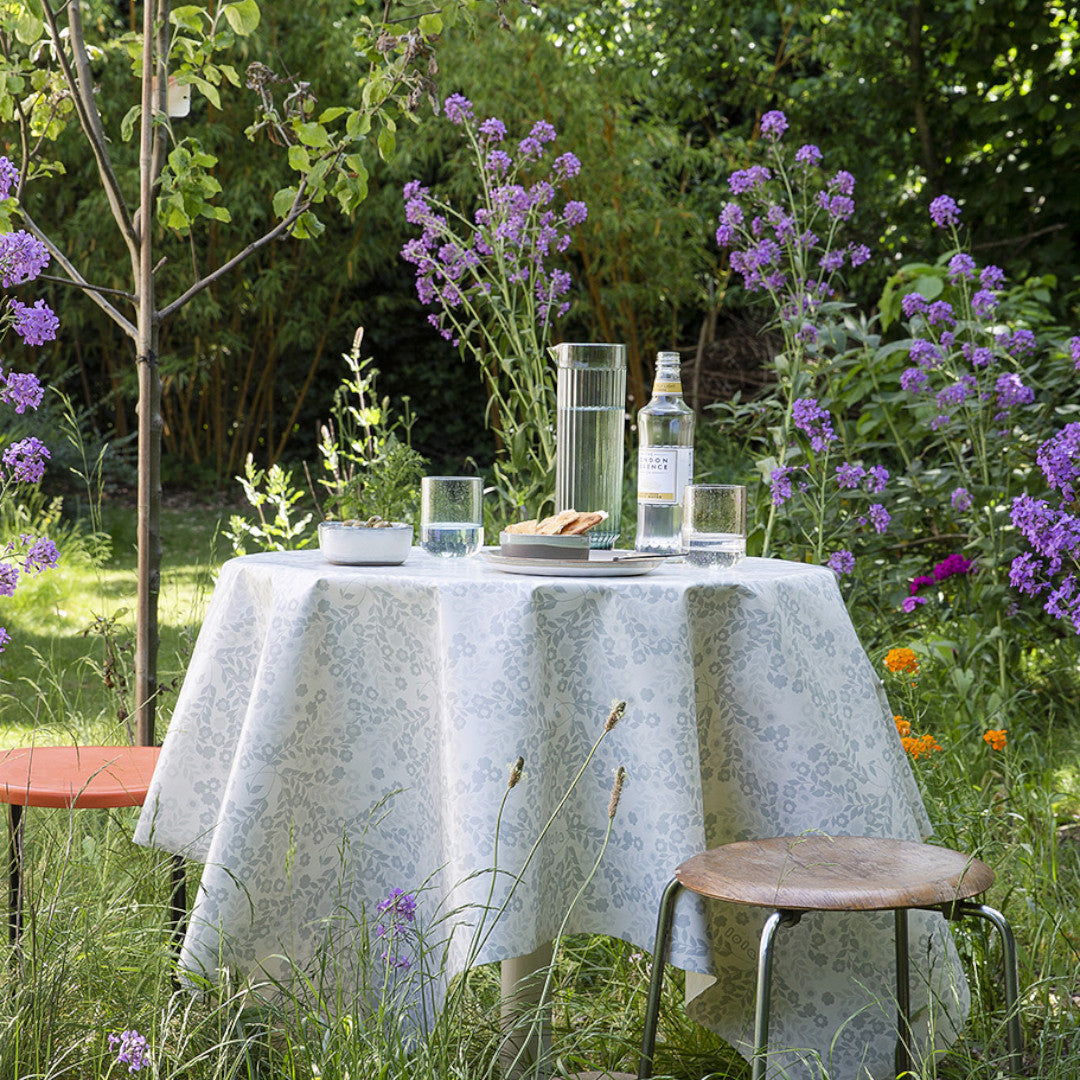 Wallflower Ice Grey - Lola Wachstuch Tischdecke mit Blumenranken in Grautönen