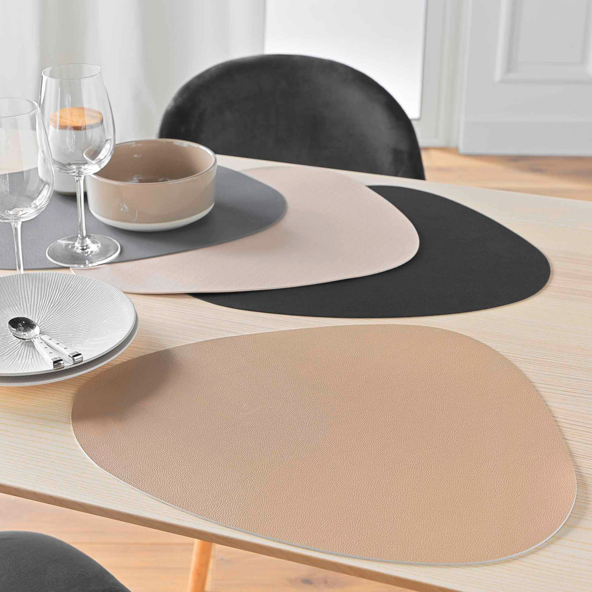 Galita Schwarz - Tischset aus Kunstleder, Ambienteaufnahme