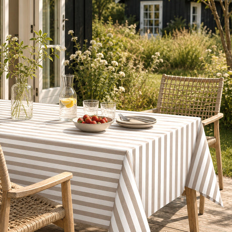Aria Taupe/Offwhite – Wachstuch Tischdecke mit Streifen in Leinenoptik, Ferienhausambiente