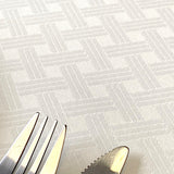 Benlliure Blanco – jacquardgewebte abwaschbare Tischdecke, 160 cm breit, Nahaufnahme