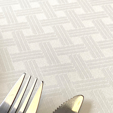 Benlliure Blanco – jacquardgewebte abwaschbare Tischdecke mit Flechtmuster, Nahaufnahme