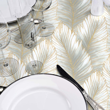 Betty Golden Palm – elegante Wachstuch Tischdecke mit goldenen Palmblättern, Nahaufnahme