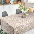 Blomsterflor Beige – Leicht geprägte Wachstuch Tischdecke mit weißen Blumen, Ambiente
