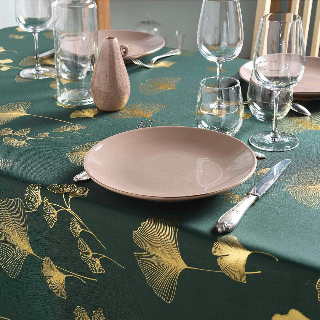 Bloomy Metallic Print - Grün/Gold - Fleckabweisende Weihnachtstischdecke, 150 x 240 cm, Nahaufnahme
