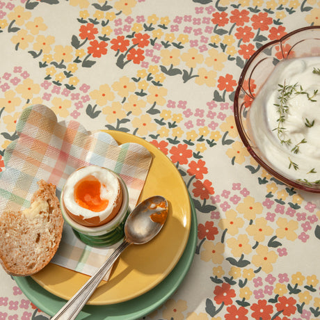 Butterflys Soft Ice - Lola Wachstuch Tischdecke mit kleinen Blumen, Nahaufnahme