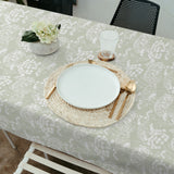 Ceres – Abwaschbare Tischdecke mit Blumensilhouetten in Staubgrün, Ambienteaufnahme