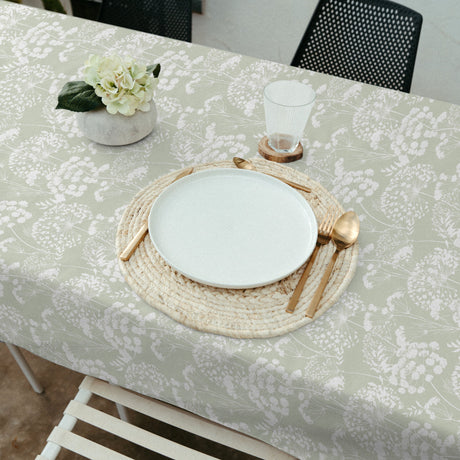 Ceres – Abwaschbare Tischdecke mit Blumensilhouetten in Staubgrün, Ambienteaufnahme