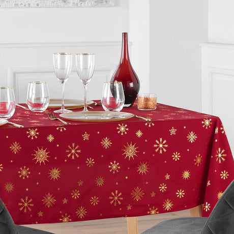 Constellation Rot/Gold - Weihnachtstischdecke mit Metalldruck, 150 x 240 cm, Ambienteaufnahme 1