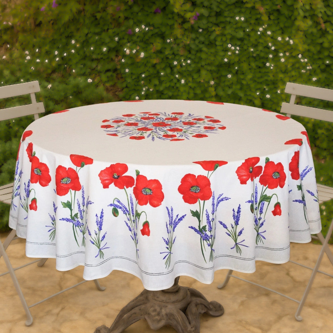 Coquelicot Lavanda Rohweiß - Runde acrylbeschichtete Provence-Tischdecke Ø 180 cm, Ambienteaufnahme