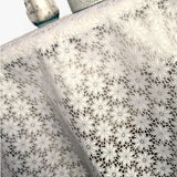 Daisy Lace – cremefarbene Wachstuch Tischdecke mit kleinen Blumen, Nahaufnahme
