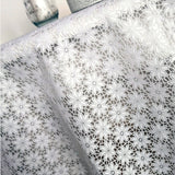 Daisy Lace – Weiße Wachstuch Tischdecke mit kleinen Blumen, Nahaufnahme
