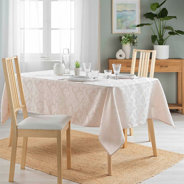 Doriane Natur – Damasttischdecke mit gewebtem Blattmuster – 140 x 240 cm, Ambiente