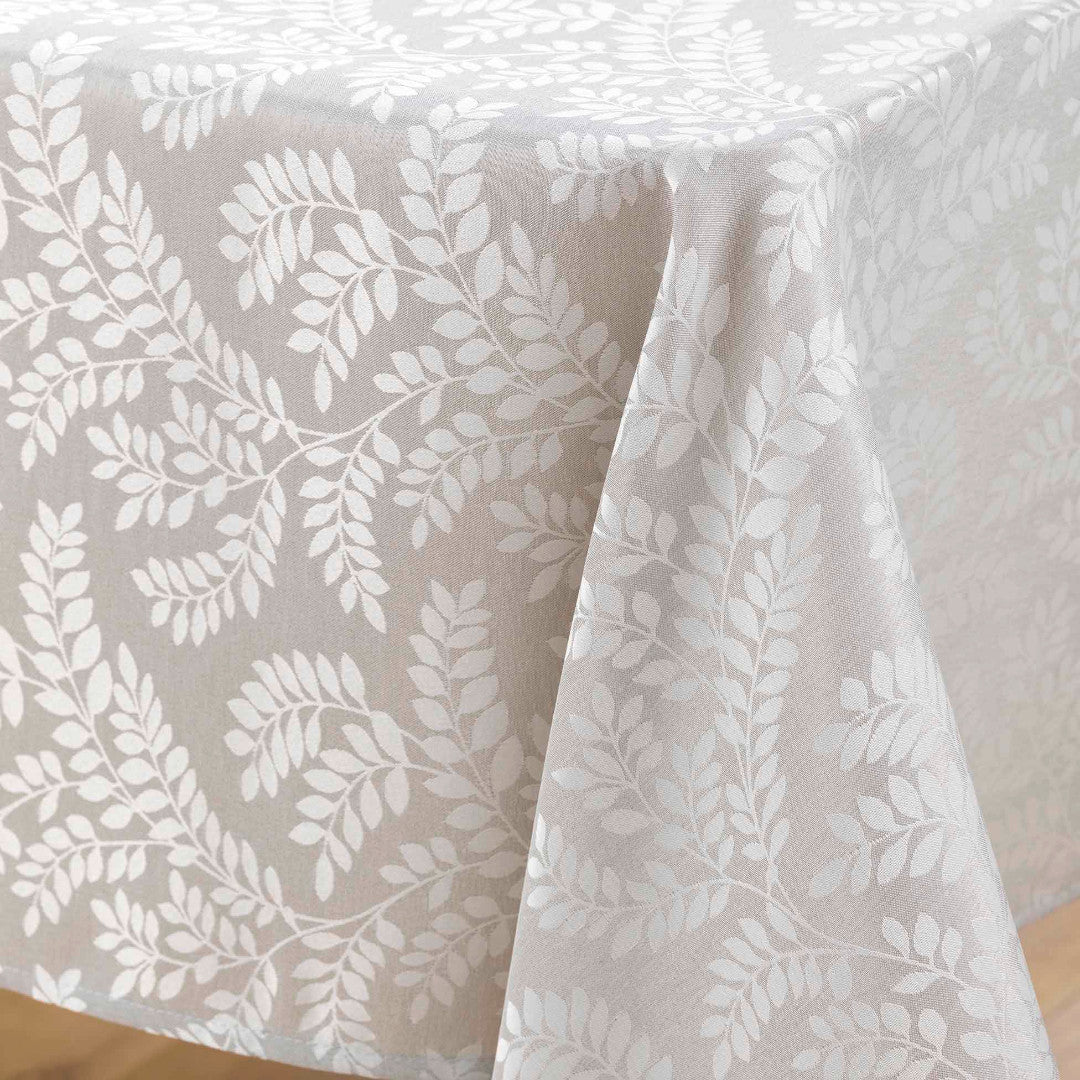 Doriane Taupe – Damasttischdecke mit gewebtem Blattmuster – 140 x 240 cm, Ecke