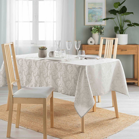 Doriane Taupe – Damasttischdecke mit gewebtem Blattmuster – 140 x 240 cm, Ambiente