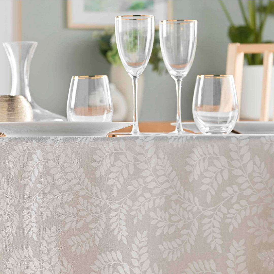 Doriane Taupe – Damasttischdecke mit gewebtem Blattmuster – 140 x 240 cm, Nahaufnahme