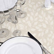 Duchesse – Wachstuch Tischdecke in glatter Leinenoptik mit elegantem Blattmuster, Nahaufnahme