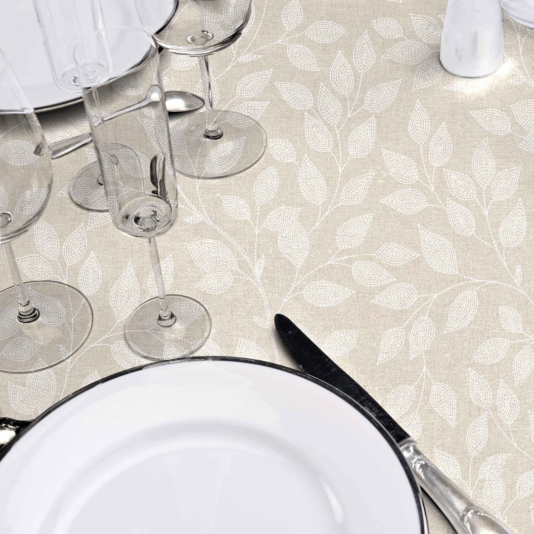 Duchesse – Wachstuch Tischdecke in glatter Leinenoptik mit elegantem Blattmuster, Nahaufnahme