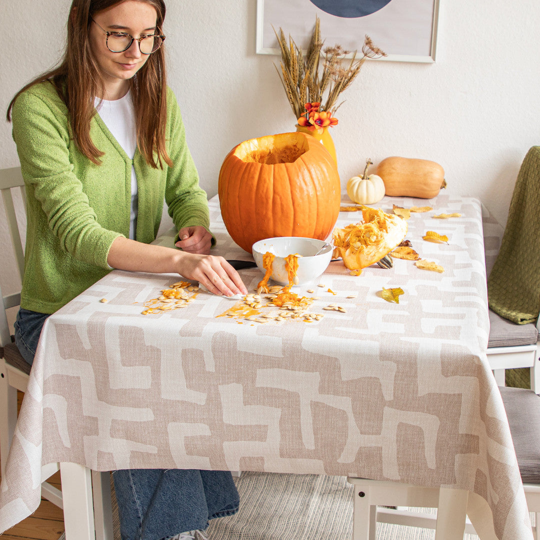 Ellada – Extra starke Wachstuch Tischdecke in Beige mit grafischem Muster, Abwischen in Ambienteaufnahme
