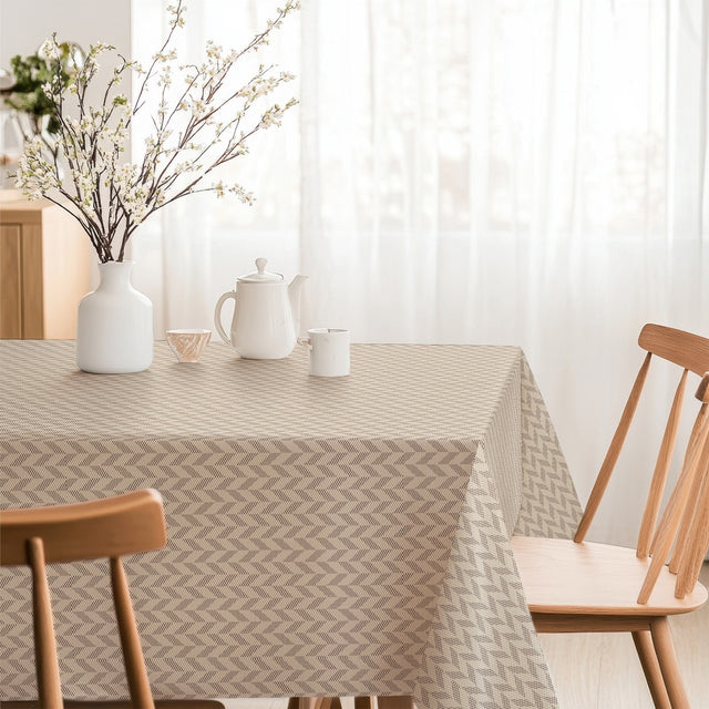Espiga Rosabeige – Abwaschbare Tischdecke mit elegantem Fischgrätmuster, Ambiente