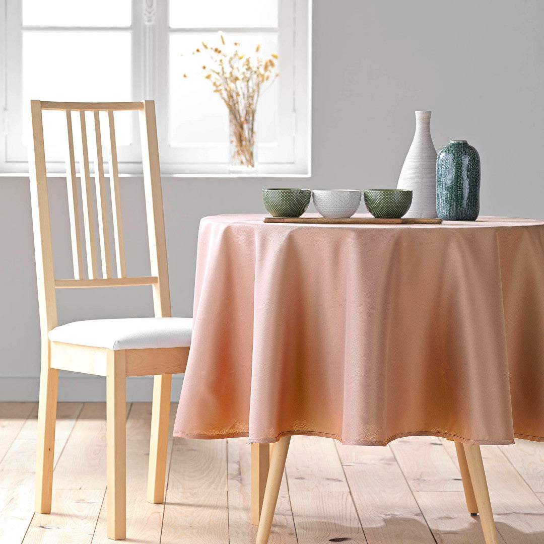 Essentiel Blush – Einfarbige runde Tischdecke Ø 180 cm, Ambienteaufnahme