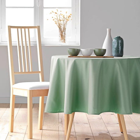 Essentiel Sauge – einfarbige runde Tischdecke Ø 180 cm, Ambienteaufnahme