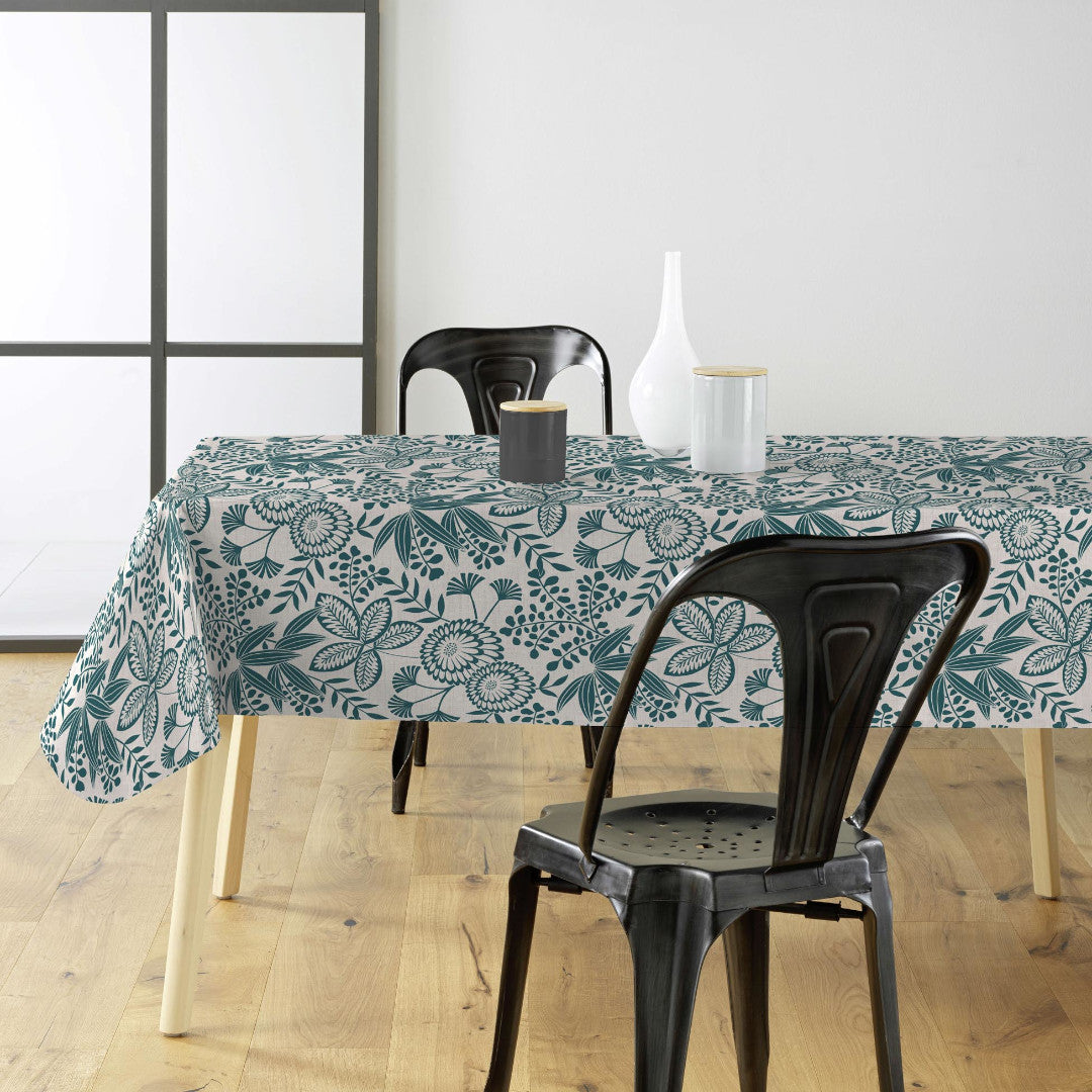 Fleuria Emerald Green - Wachstuch Tischdecke mit botanischem Muster in gedecktem Blaugrün, Ambienteaufnahme