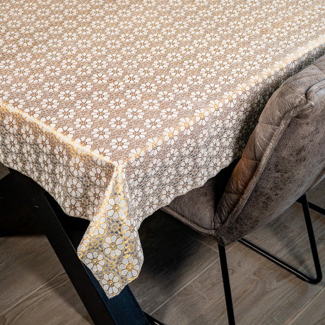 Flora Lace Gold – Wachstuch Tischdecke in Spitzenoptik mit goldenem Blumenmuster