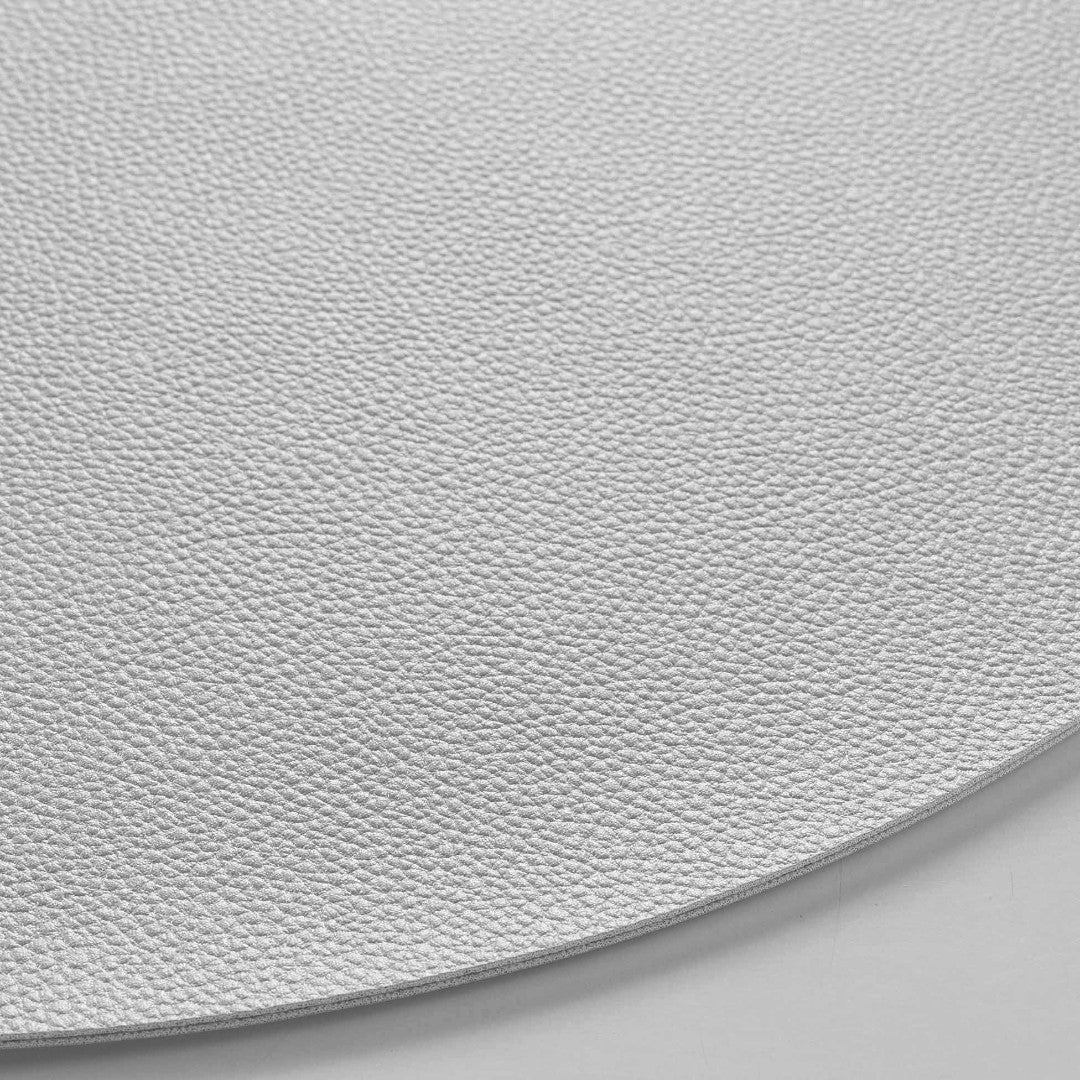 Granis Silver - Rundes Tischset aus Kunstleder Ø 38 cm, wendbar, Nahaufnahme
