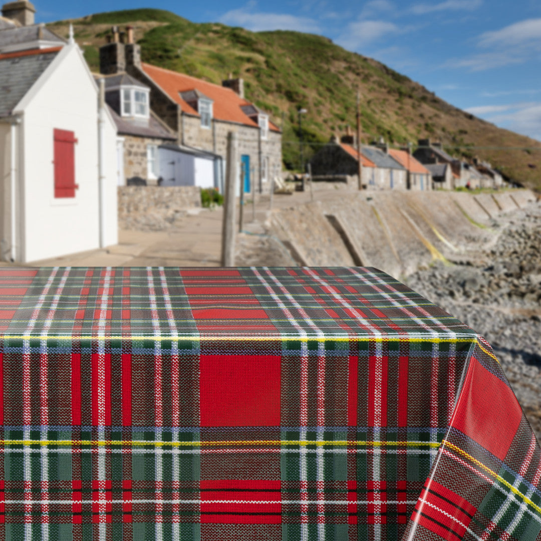 Highland Red – Wachstuch Tischdecke mit klassischem Schottenkaro, Ambienteaufnahme