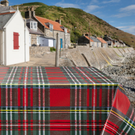 Highland Red – Wachstuch Tischdecke mit klassischem Schottenkaro, Ambienteaufnahme
