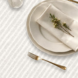 Lam Blanco – jacquardgewebte abwaschbare Tischdecke in Offwhite, Nahaufnahme