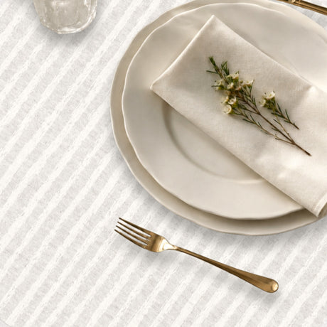 Lam Blanco – jacquardgewebte abwaschbare Tischdecke in Offwhite, Nahaufnahme