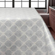 Leafy Soft Grey – breite Wachstuch Tischdecke mit sanftem grafischem Look, 160 cm