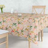Forårsgren – Abwaschbare Tischdecke in Leinenoptik mit Blumen und Vögeln, Ambienteaufnahme