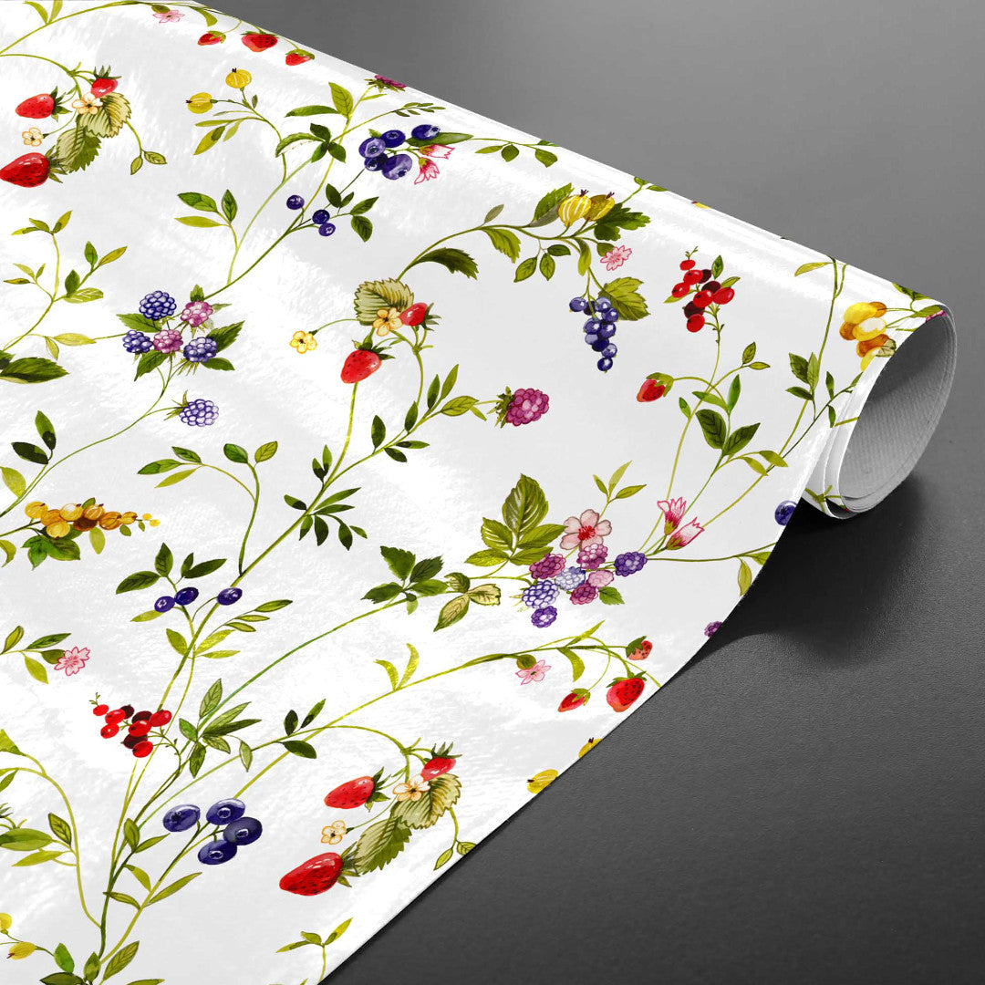 Lydia Sommerbær - Wachstuch Tischdecke mit wilden Beeren und Blumen in fröhlichen Farben, gerollt