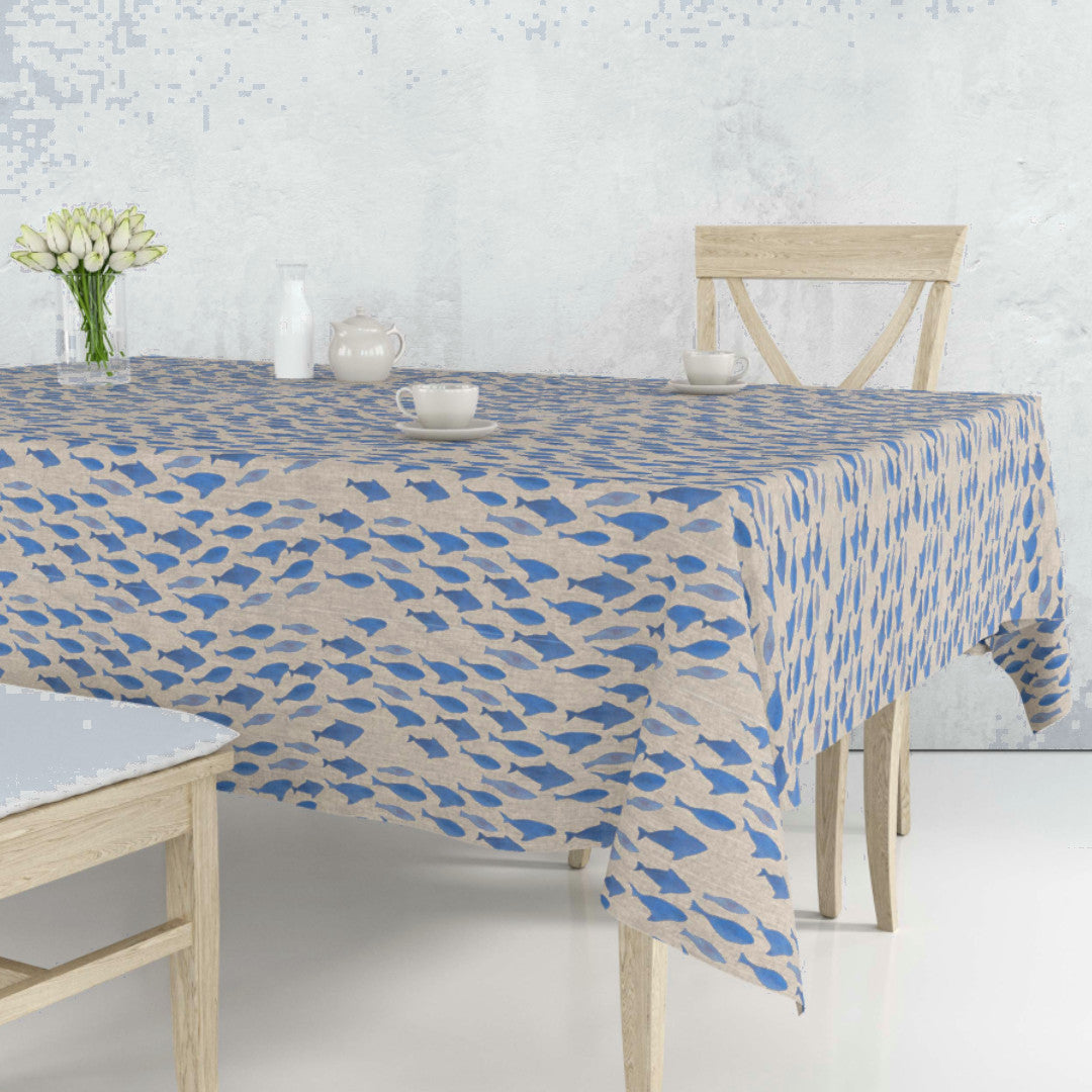 Marino Blåfisk – Abwaschbare Tischdecke in Leinenoptik mit maritimem Muster, Ambienteaufnahme
