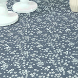 Milflores Staubblau – Abwaschbare Tischdecke mit kleinen Blumen