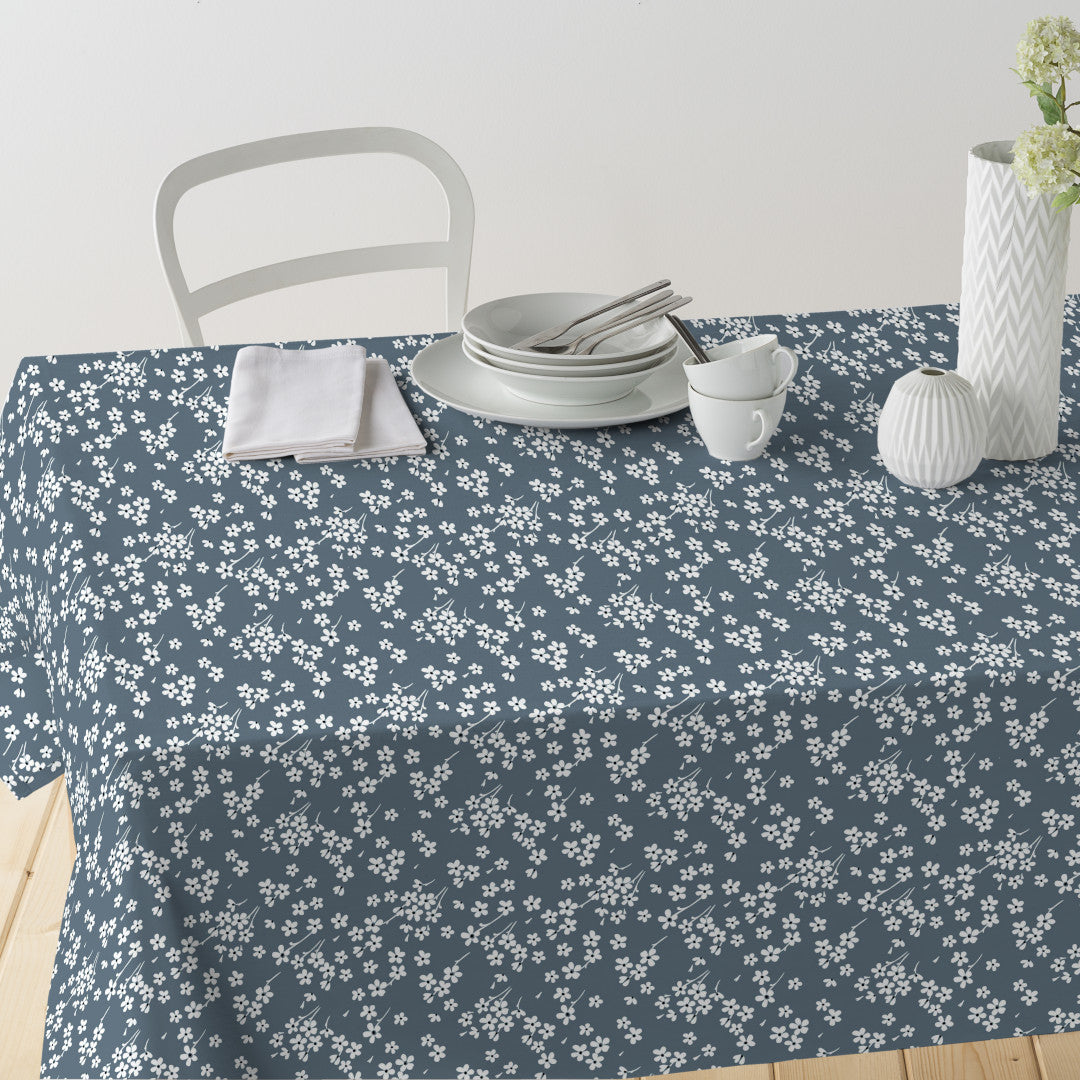 Milflores Staubblau – Abwaschbare Tischdecke mit kleinen Blumen, Tisch