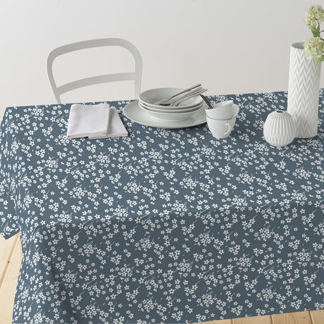 Milflores Staubblau – Abwaschbare Tischdecke mit kleinen Blumen, Tisch