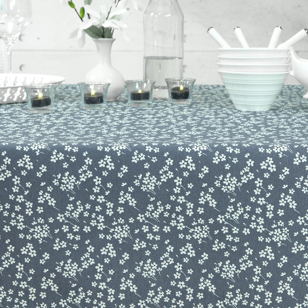 Milflores Staubblau – Abwaschbare Tischdecke mit kleinen Blumen, Muster
