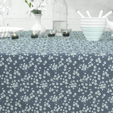 Milflores Staubblau – Abwaschbare Tischdecke mit kleinen Blumen, Muster