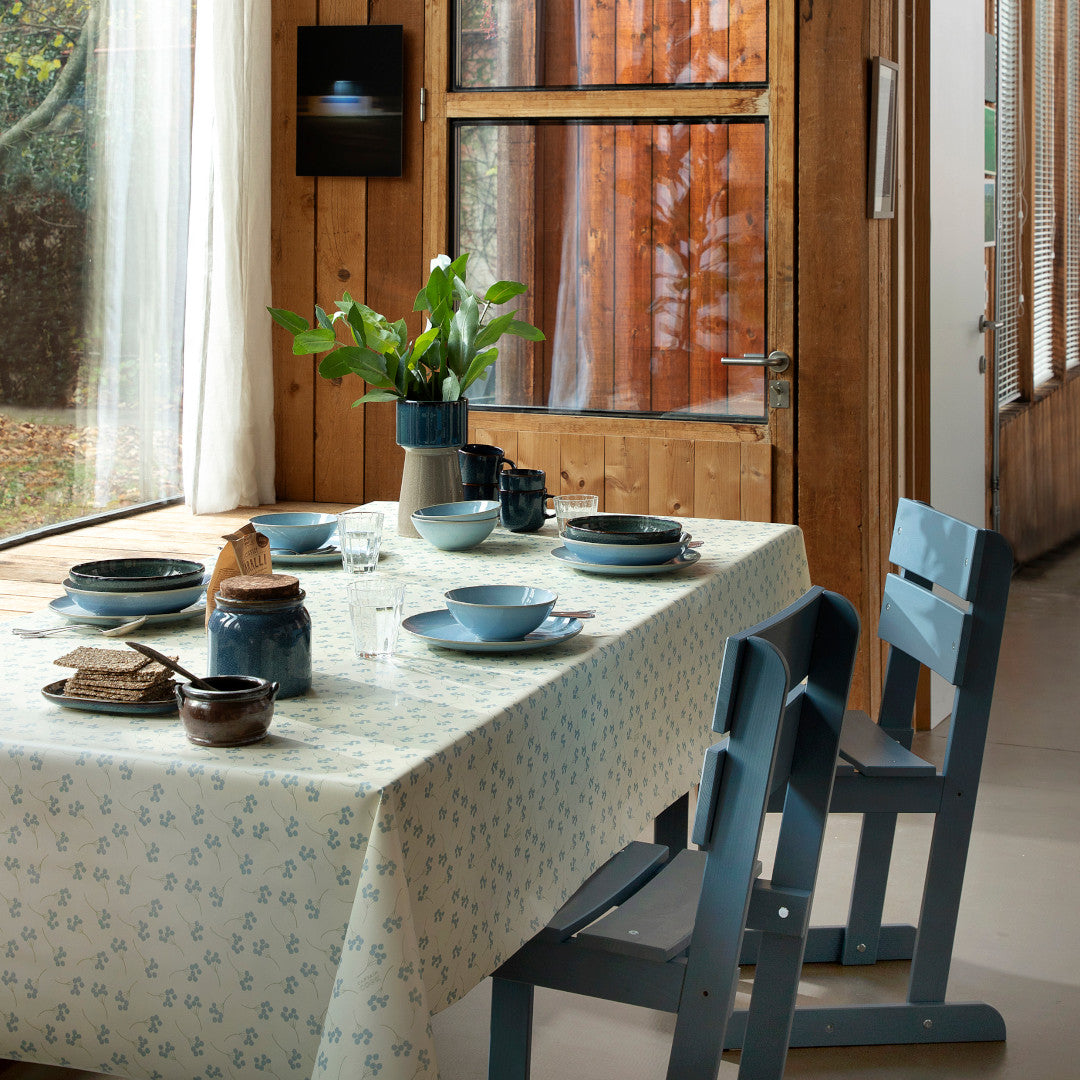 Mimosi North – Wachstuch Tischdecke von Captain Cook mit kleinen grafischen Blumen, Ambiente