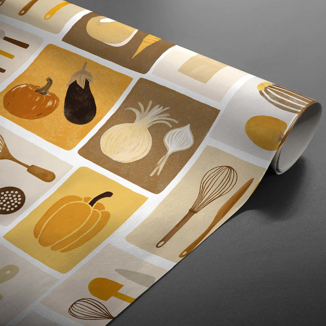 Minestrone Caramel – Wachstuch Tischdecke mit warmen Küchenmotiven, gerollt