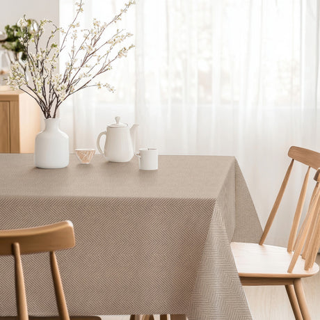 Nagore Beige – Abwaschbare Tischdecke mit klassischem Fischgrätmuster, Ecke