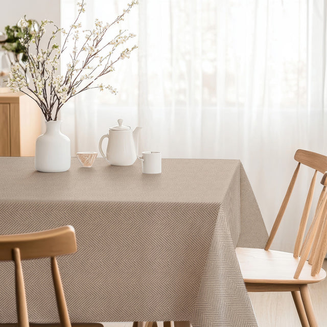 Nagore Beige – Abwaschbare Tischdecke mit klassischem Fischgrätmuster, Ecke